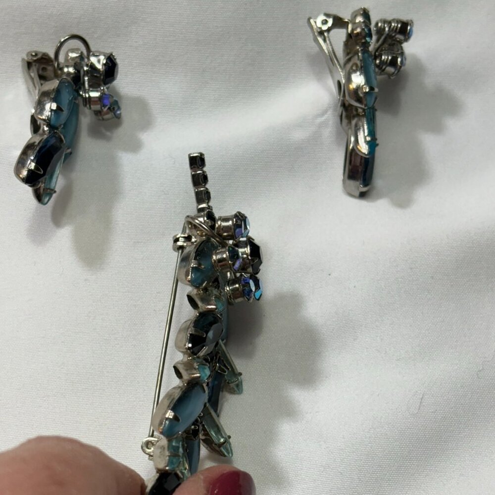 Vintage Estate Juliana D & E Demi Parure Brooch Blue Glass & Rhinestone - Picture 3 of 6